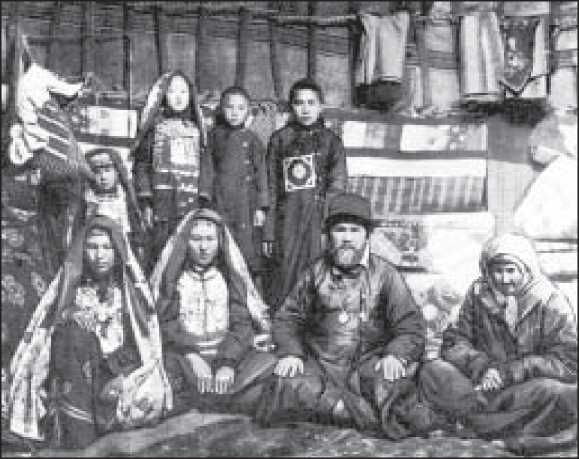 Башкирская семья в юрте. Начало ХХ в.