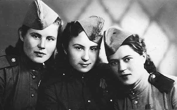 Н. Сибирская (справа) с фронтовыми подругами Н. Сибирская (справа) с фронтовыми подругами