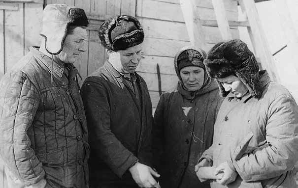 С коллегами на буровой (справа), 1969 год С коллегами на буровой (справа), 1969 год