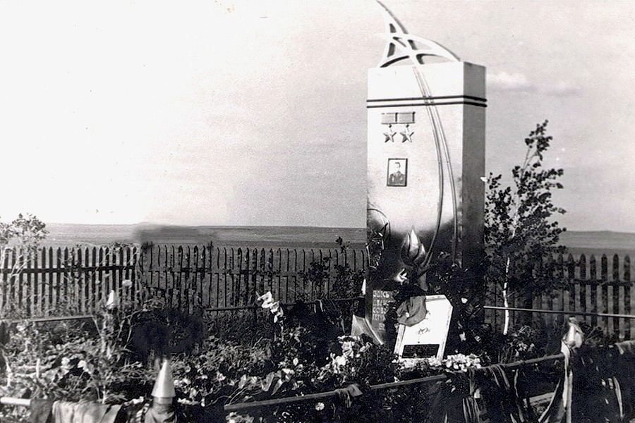 Первый памятник на месте гибели космонавта Комарова В.М.