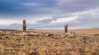 Кладбище Кызаулер с тремя стелами-кулпытасами