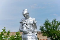 Памятник «Женщина с ребенком» посвящен женщинам и детям тыла, в честь 40-летия Победы в Великой Отечественной войне в 1941–1945 гг. с. Белошапка. Июнь 2023 года