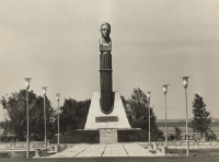 Памятник космонавту, дважды Герою Советского Союза В.М. Комарову, на месте гибели в 1967 г.