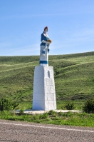 Памятник женщине с хлебом-солью на въезде в Кувандык. Май 2013 года