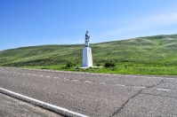 Памятник женщине с хлебом-солью на въезде в Кувандык. Май 2013 года