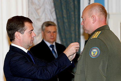 Церемония вручения государственных наград военнослужащим. Полковнику Андрею Красову присвоено звание Героя России