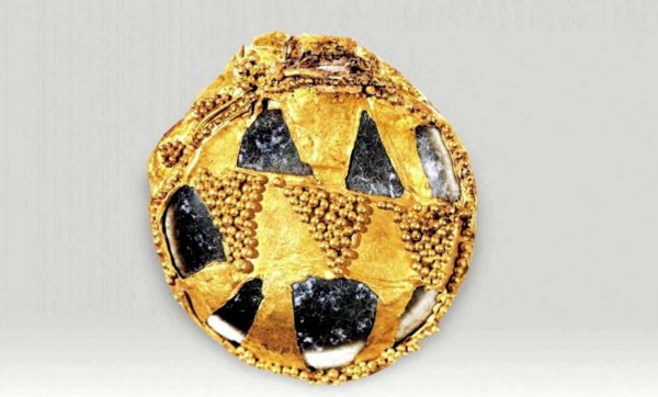 Рис. 3. Могильник Прохоровка 1, курган Б, погребение 3. Подвески из мохового агата в золотой оправе.