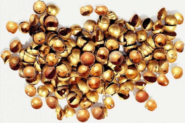 Рис. 6. Могильник Прохоровка I. курган Б. погребение 3. Золотые полусферы.