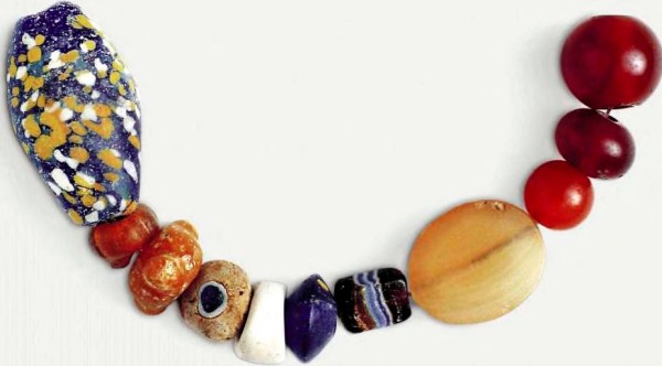 Рис. 7. Могильник Прохоровка 1. курган Б, погребение 3. Бусы.