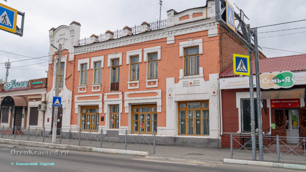 Улица Советская, дом купца В.М. Литвака постройки начала XX века. Сейчас в здании располагается библиотека им. Т.Г. Шевченко