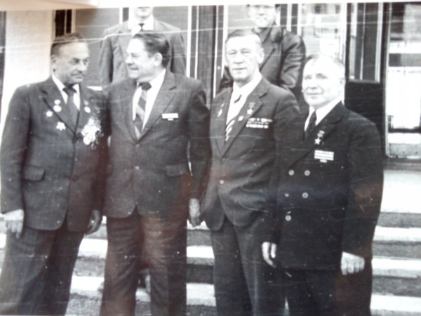 Алексей Коренюк (крайний справа) всегда поддерживал тесную связь с друзьями-ветеранами и вел активную общественную работу