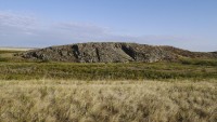 Большой Кульминский утес на реке Малая Караганка заметно выделяется в окружающем ландшафте