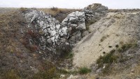 Каменная стенка, напоминающая сердце. За ней скрывается вход в пещеру