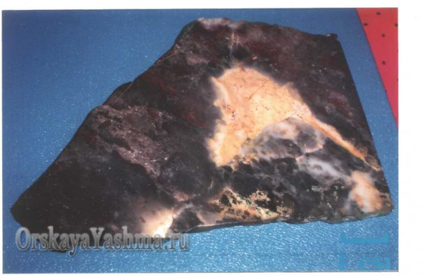 Рис.  16 Яшма пятнистой текстуры. 1:1