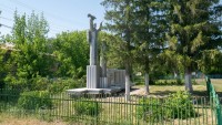 Памятник «Салютующий воин и скорбящая мать» в честь 30-летия Победы в Великой Отечественной войне 1941–1945 гг. с. Хмелевка