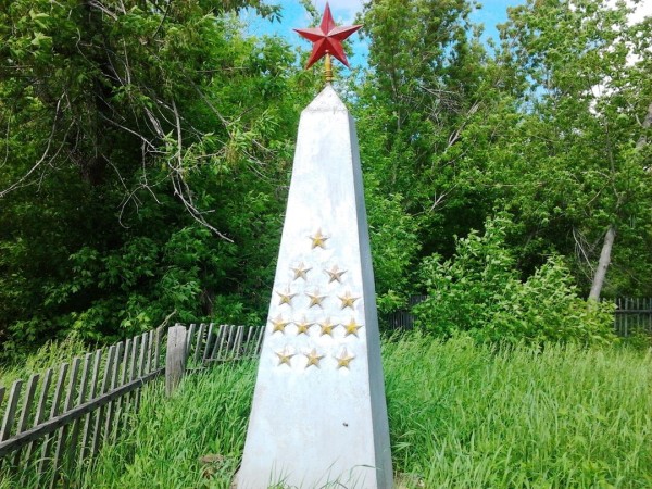 Братская могила 14-и красноармейцев, погибших в 1919 г. в бою с бандитами. Село Чукари-Ивановка